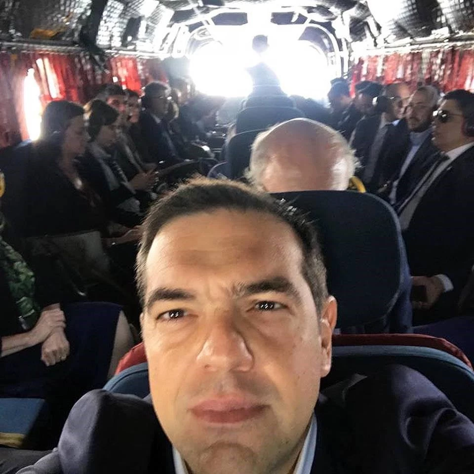 Αντέχετε να τον δείτε; Η selfie του Τσίπρα μέσα στο ελικόπτερο προς Πρέσπες